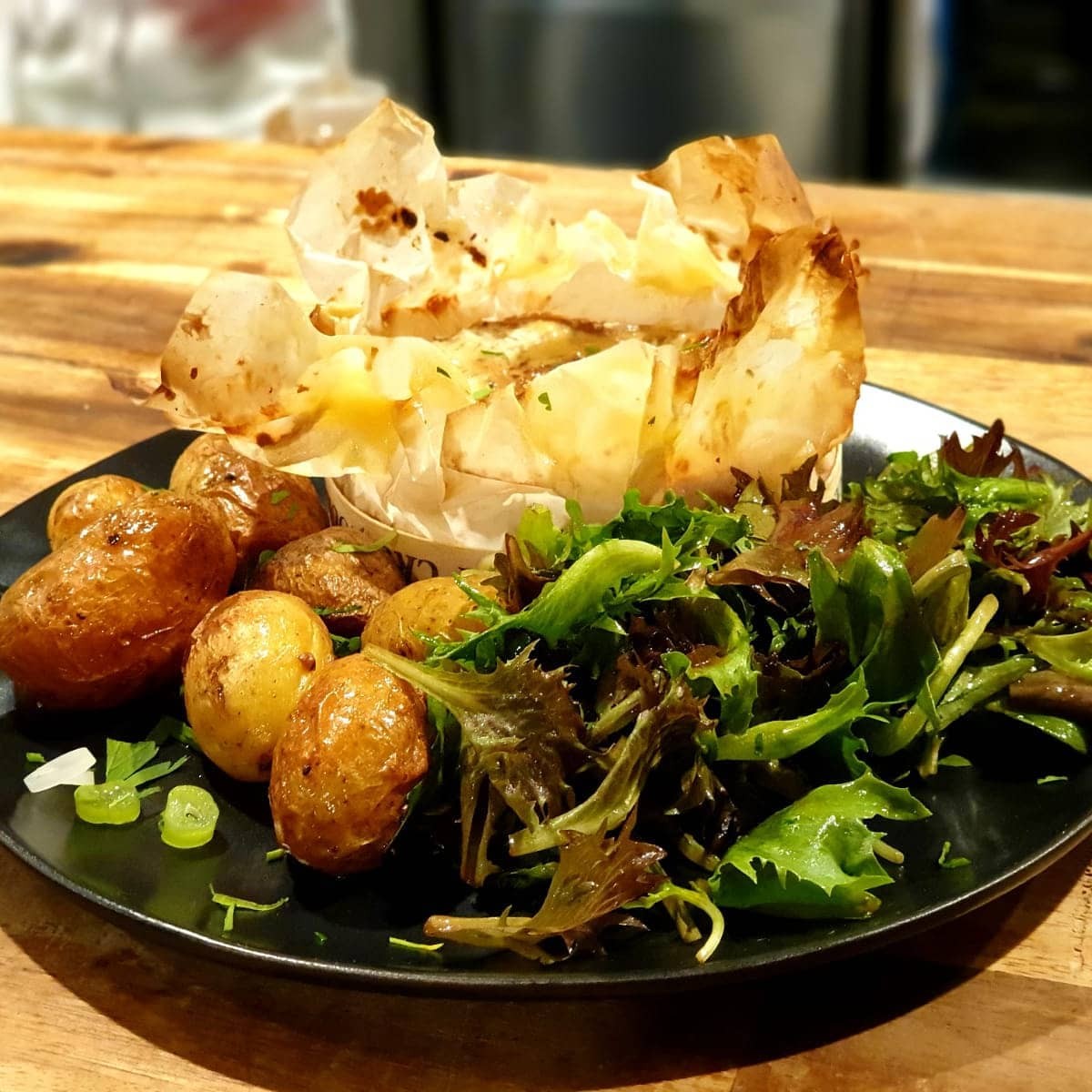 Camembert au four en papillote, pommes grenaille et salade