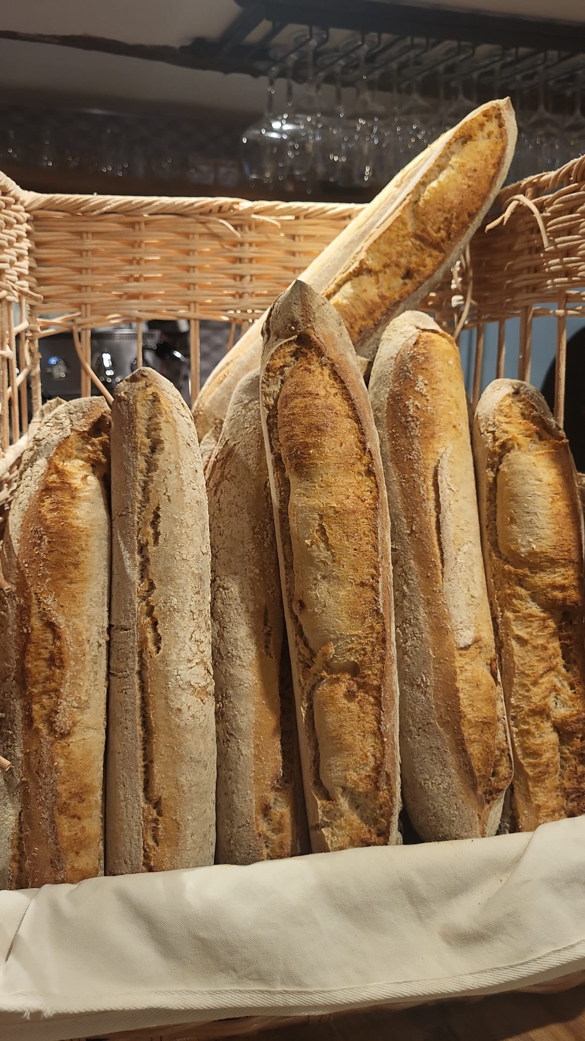 Baguettes de pain maison dans leur panier, à La Cave du Fromager
