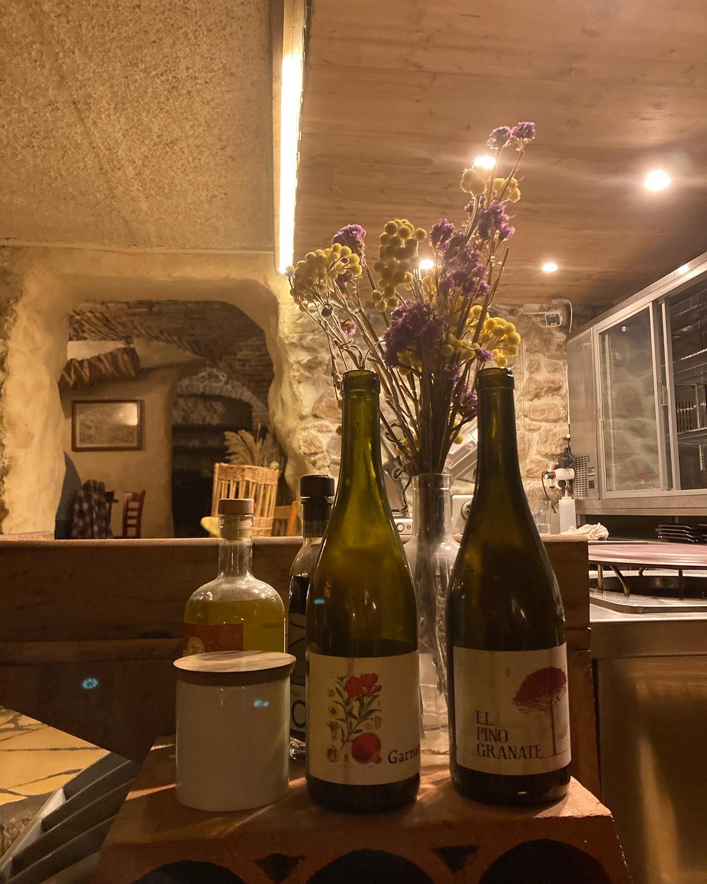 Deux bouteilles et des fleurs — La Cave du Fromager, Vieux-Nice