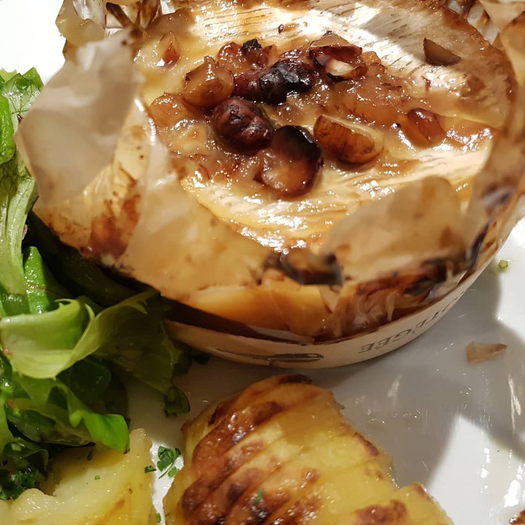 Camembert au four aux noisettes, pommes et miel