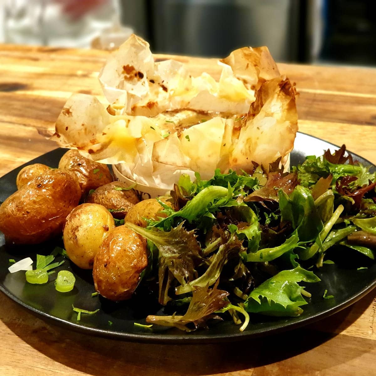 Camembert au four et pommes grenaille — La Cave du Fromager, Vieux-Nice