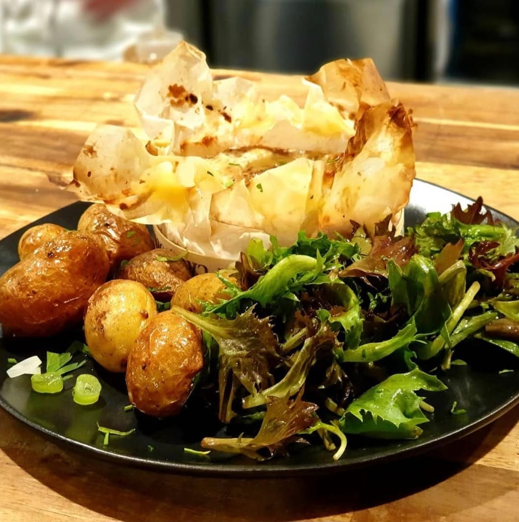 Camembert au four, pommes de terre rôties et mesclun de St-Jeannet