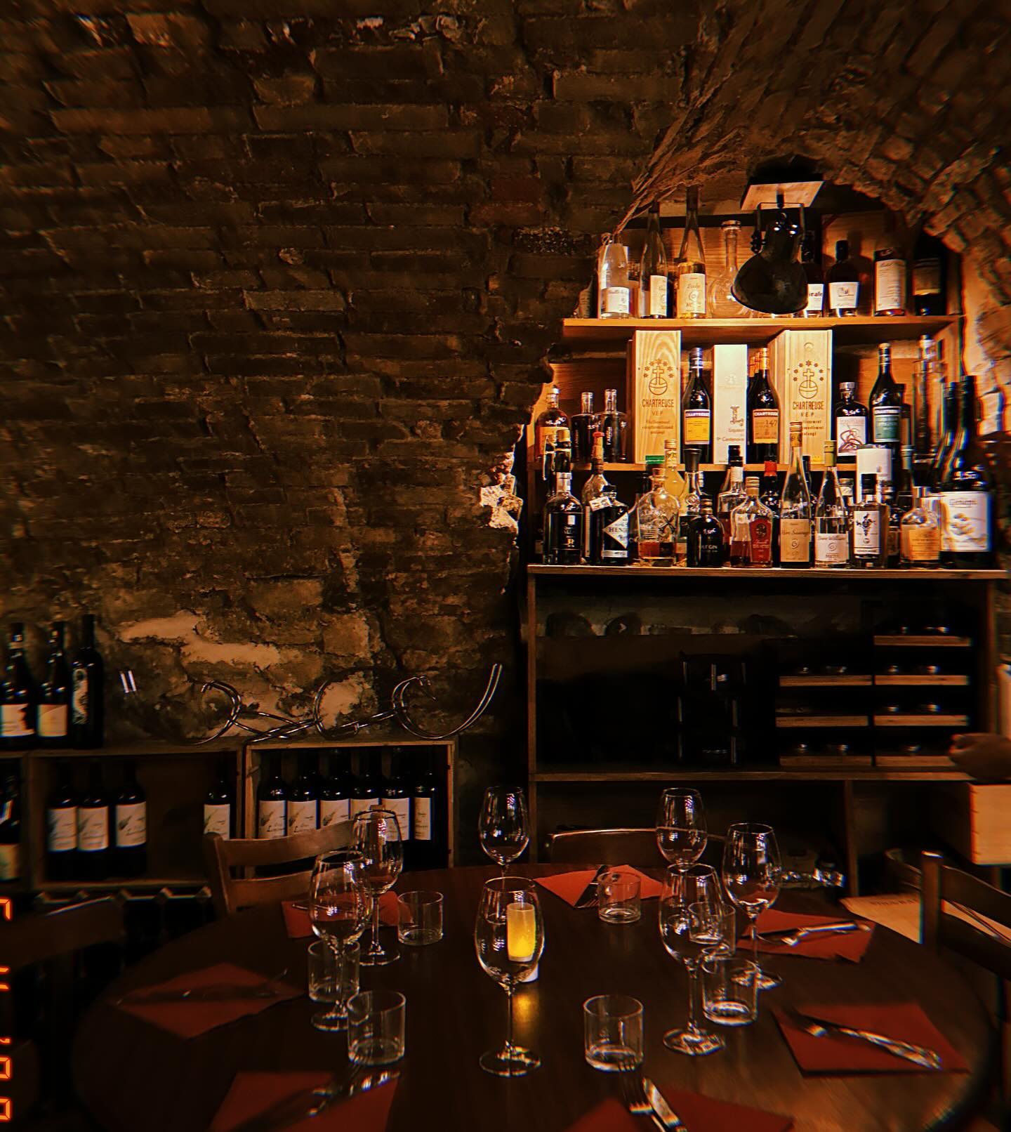 Le comptoir et les verres — La Cave du Fromager, Vieux-Nice