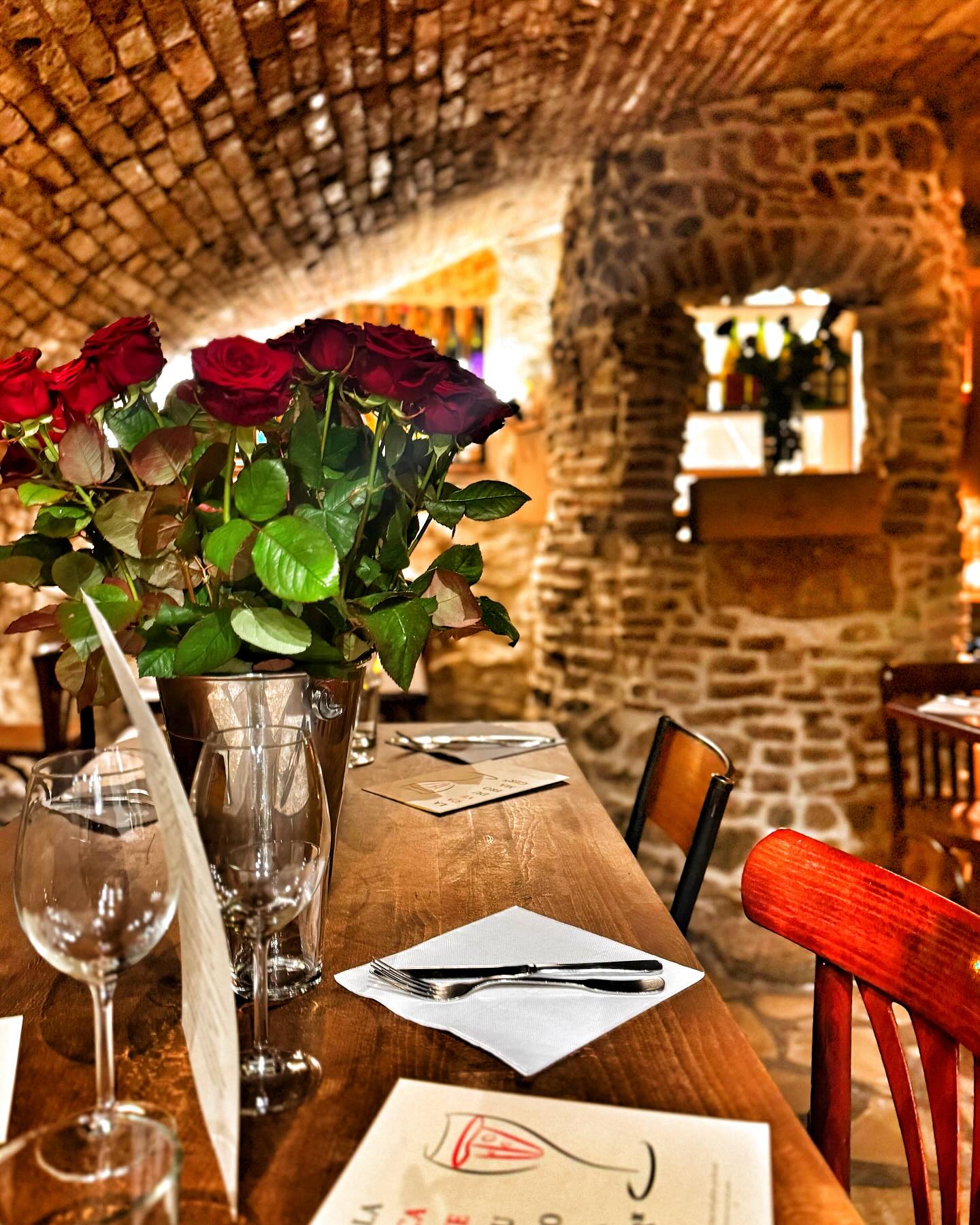Un bouquet de roses sous la pierre — La Cave du Fromager, Vieux-Nice