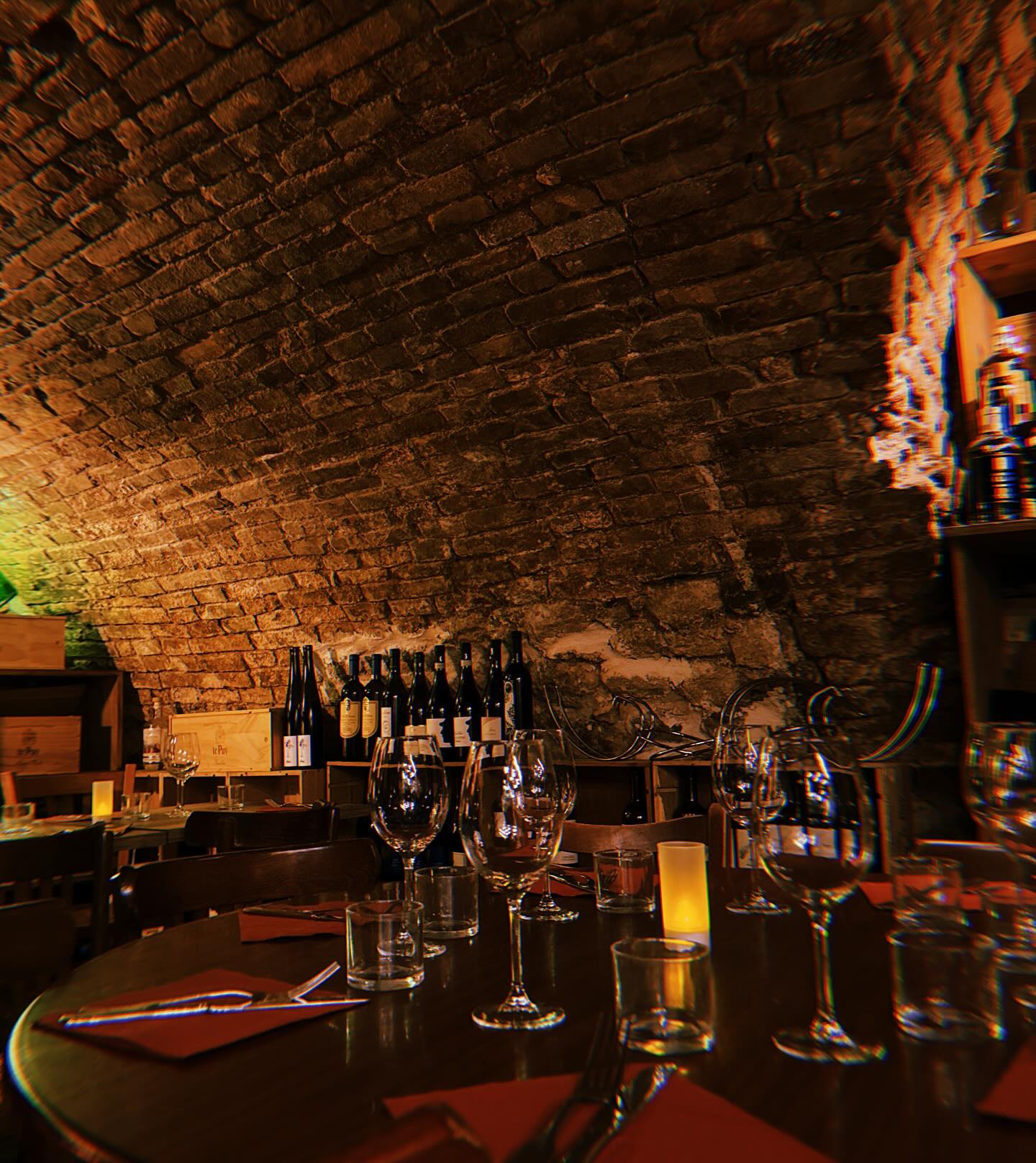Les tables dressées sous la voûte — La Cave du Fromager, Vieux-Nice