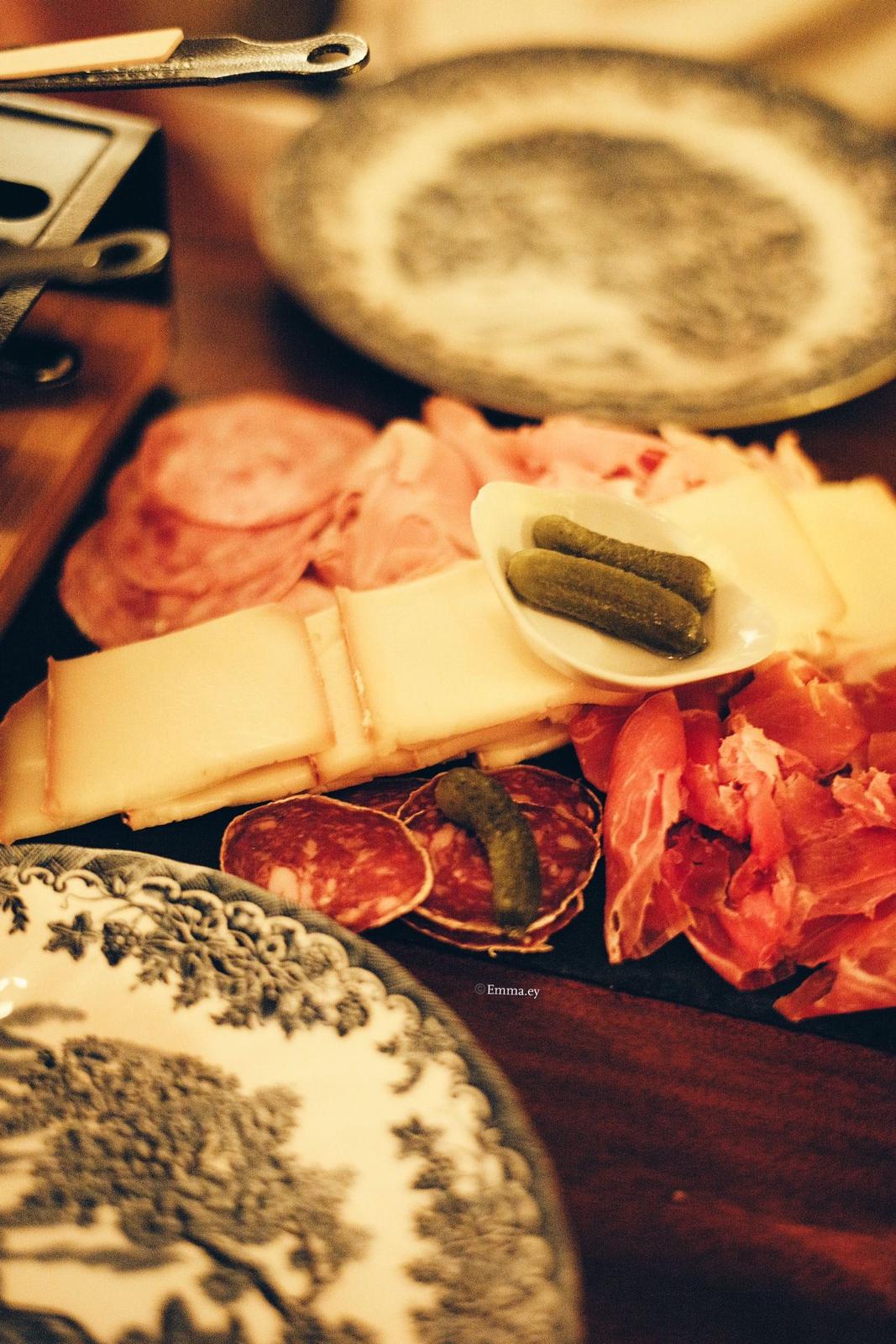 Planche de charcuterie tranchée minute, tranches de Morbier et cornichons, vaisselle ancienne