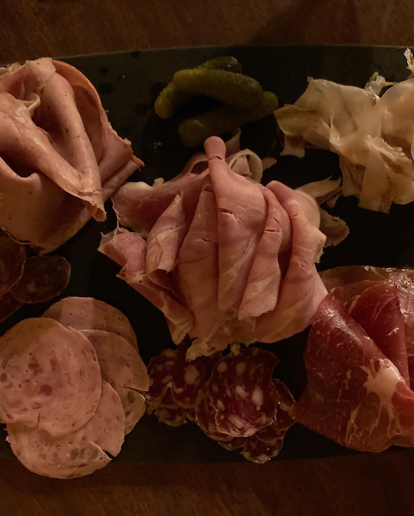 La charcuterie, tranchée minute — La Cave du Fromager, Vieux-Nice