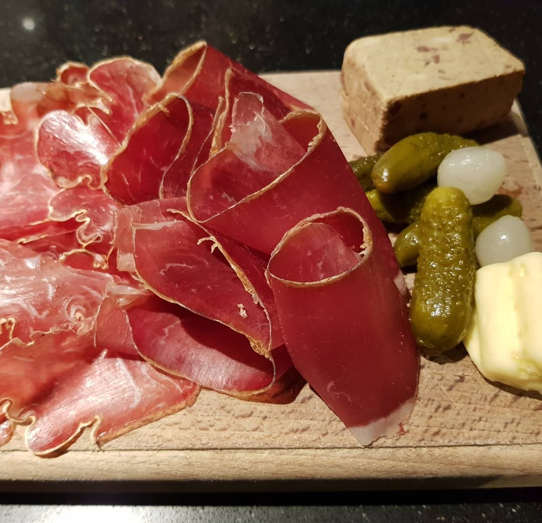 Sélection de charcuterie tranchée minute, terrine, cornichons et beurre