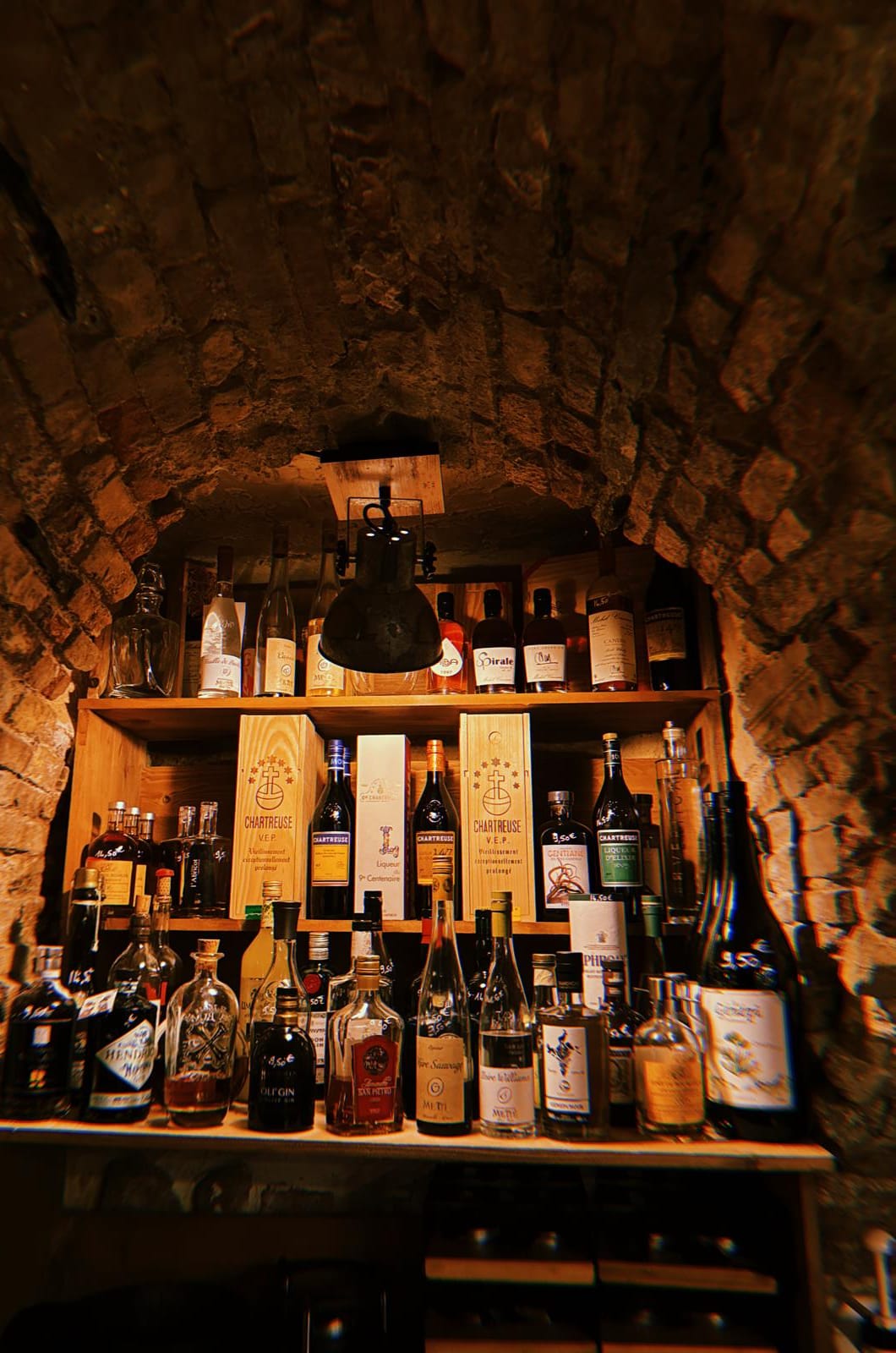 Étagère de digestifs sous l'arche de pierre, Chartreuse verte et jaune