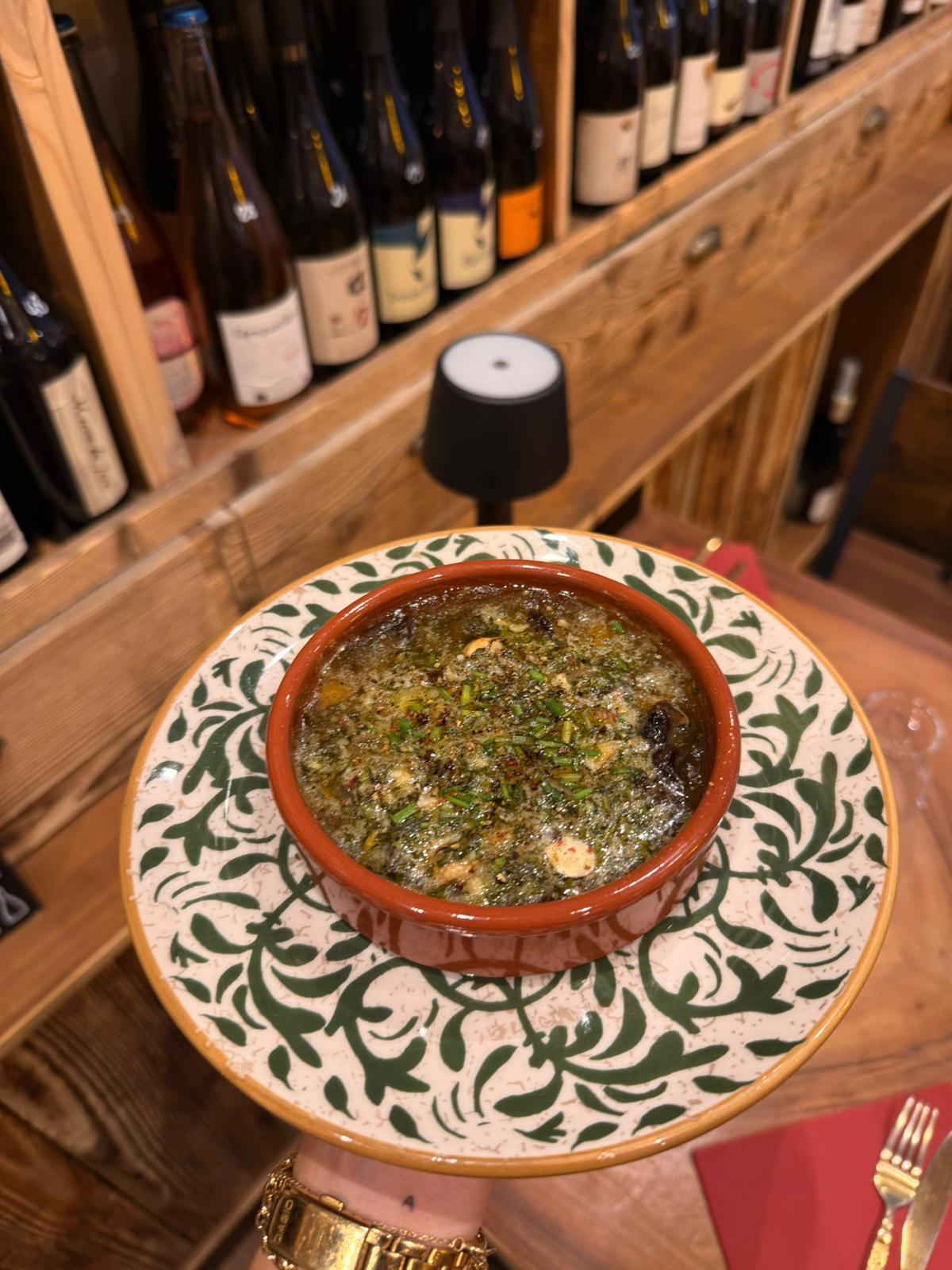 Cassolette d'escargots au beurre persillé aux noisettes