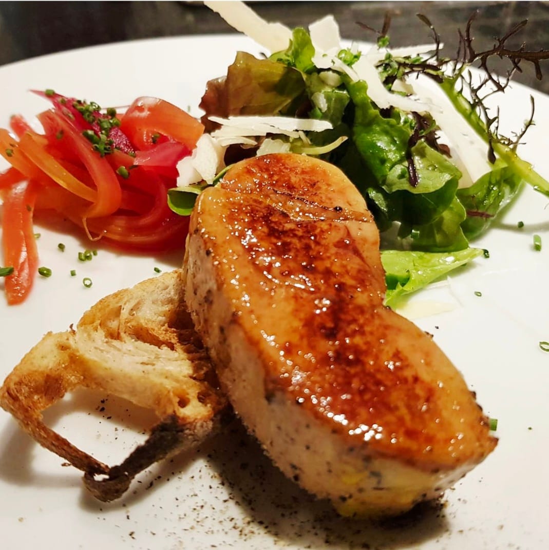 Foie gras du Gers caramélisé, servi avec du pain toasté