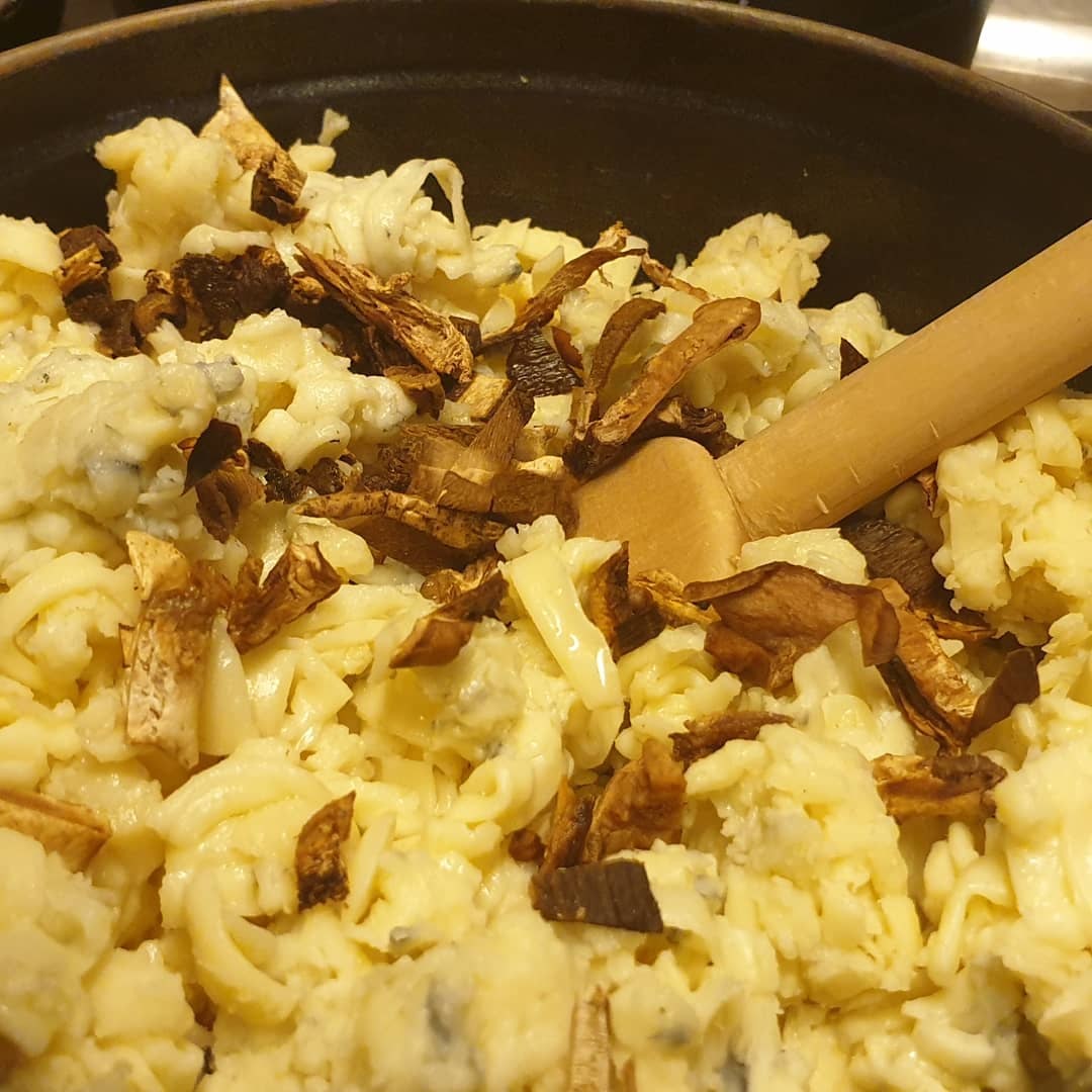 Fondue en préparation avec son supplément de cèpes