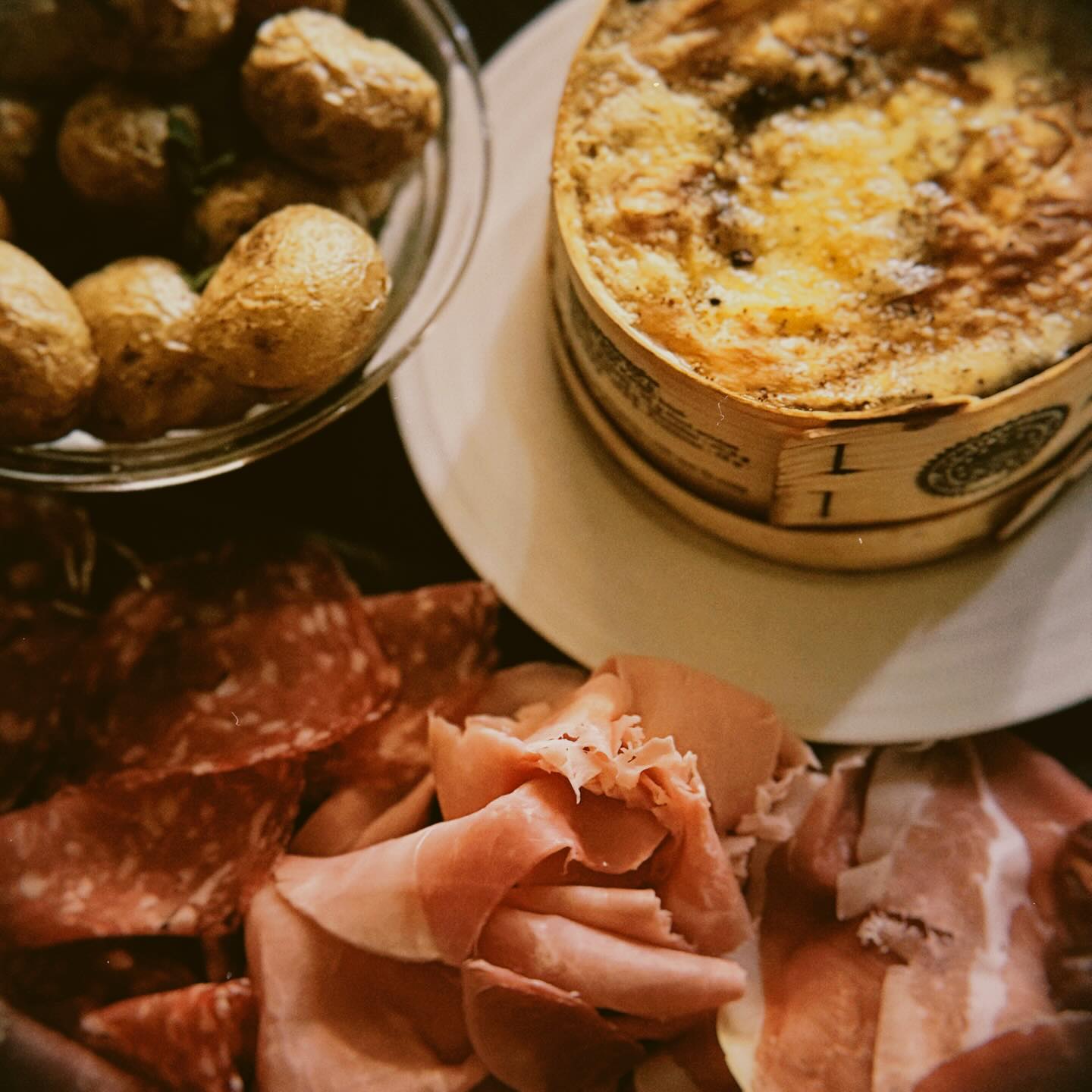 Le mont d'or et la charcuterie — La Cave du Fromager, Vieux-Nice
