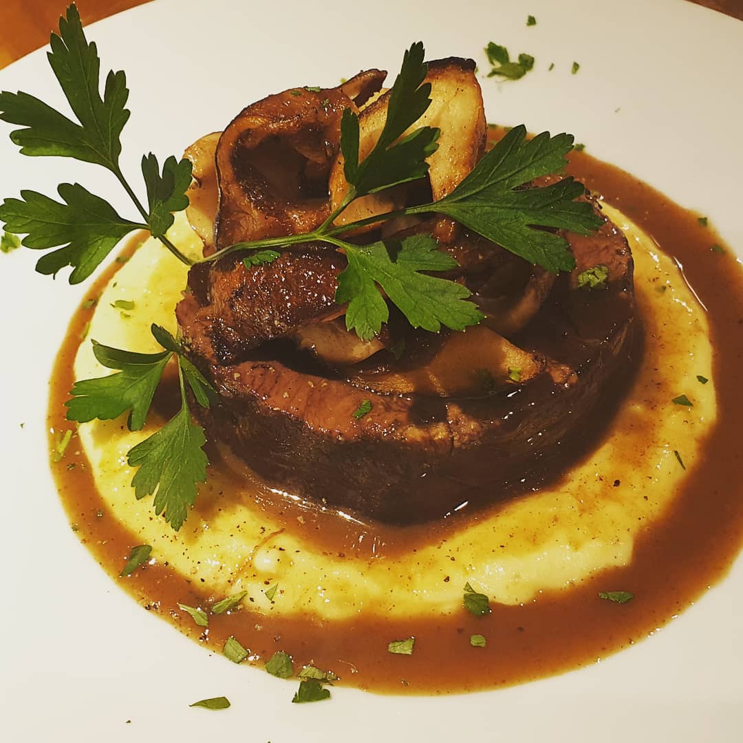 Paleron de bœuf Aubrac mijoté 12 heures au vin rouge, purée et cèpes