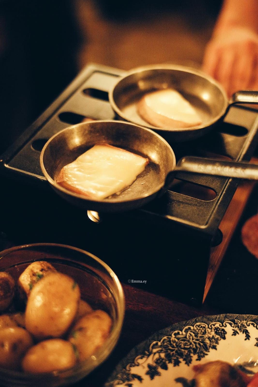 Poêlons de Morbier fondu et pommes de terre, service de raclette à La Cave du Fromager