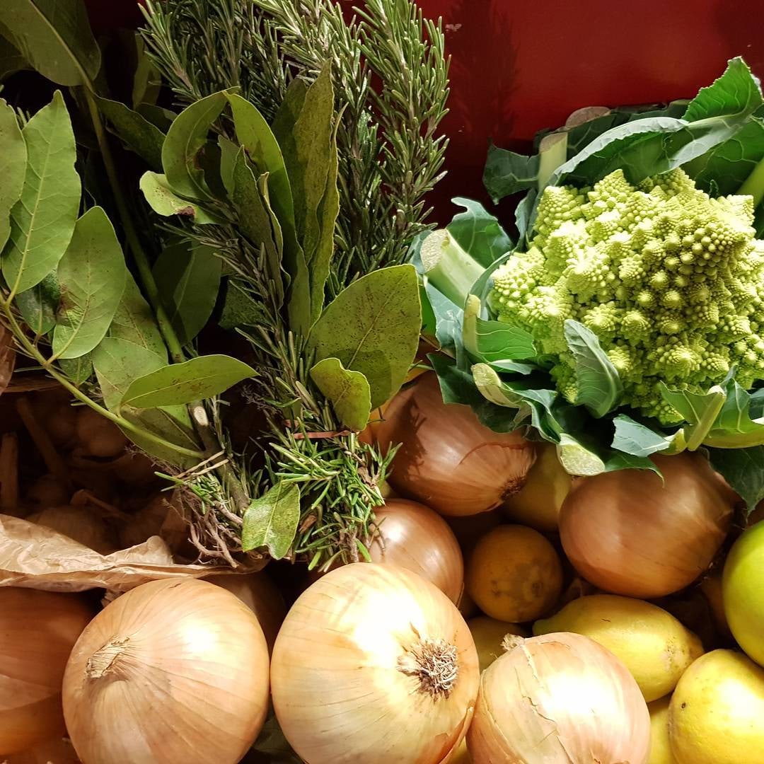 Légumes du marché et bouquet garni posés en cuisine