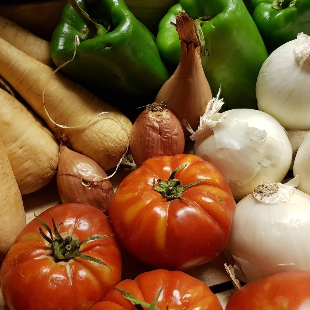 Cageot du marché : tomates cœur de bœuf, panais, poivrons verts, échalotes et oignons blancs