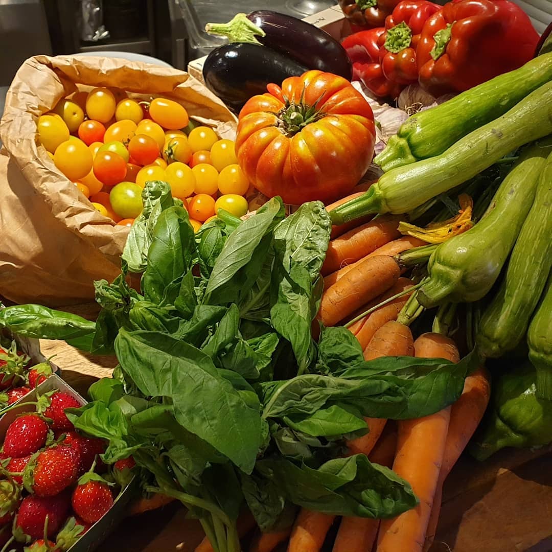 Retour de marché : tomates, courgettes, basilic, carottes, poivrons et fraises
