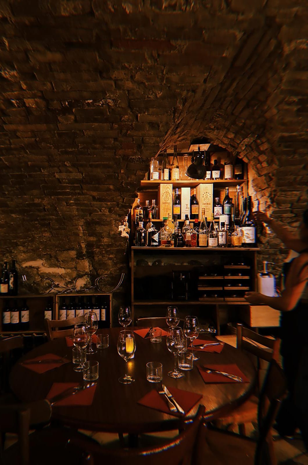 Salle voûtée et étagère de spiritueux de La Cave du Fromager