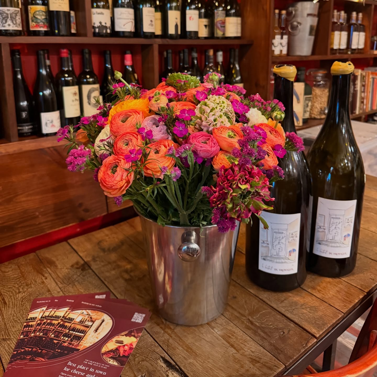 Les fleurs du jour au comptoir — La Cave du Fromager, Vieux-Nice