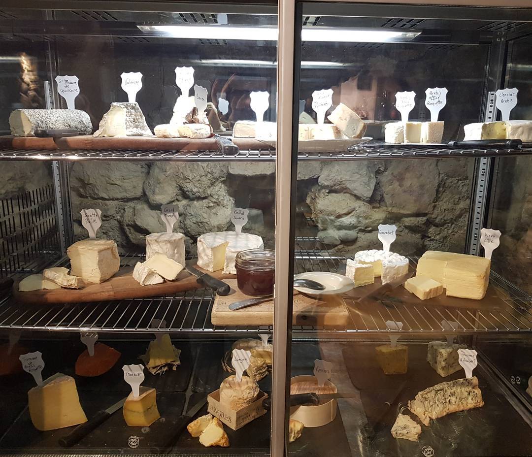La vitrine des fromages affinés — La Cave du Fromager, Vieux-Nice